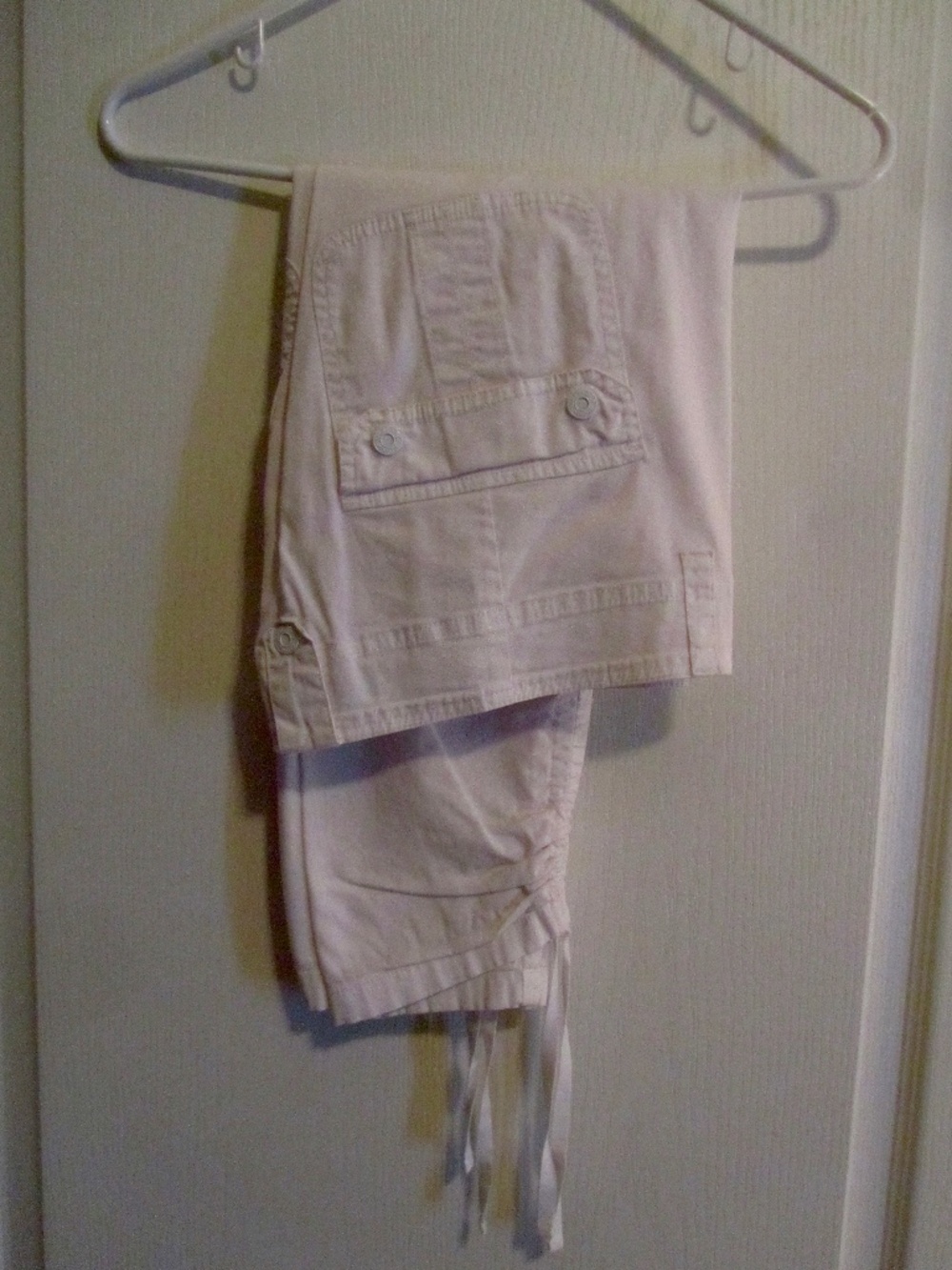 Gloria Vanderbilt white capris.